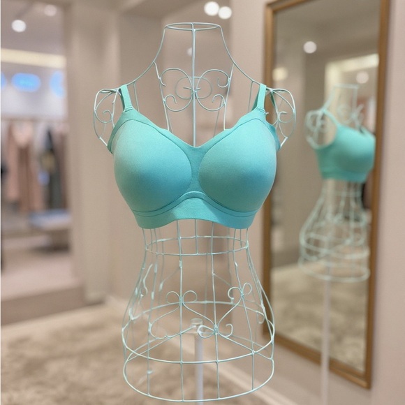 NWOT Never Worn, Vertvie Women's Seamless Bra in Aqua Blue - Size M - Picture 1 of 4